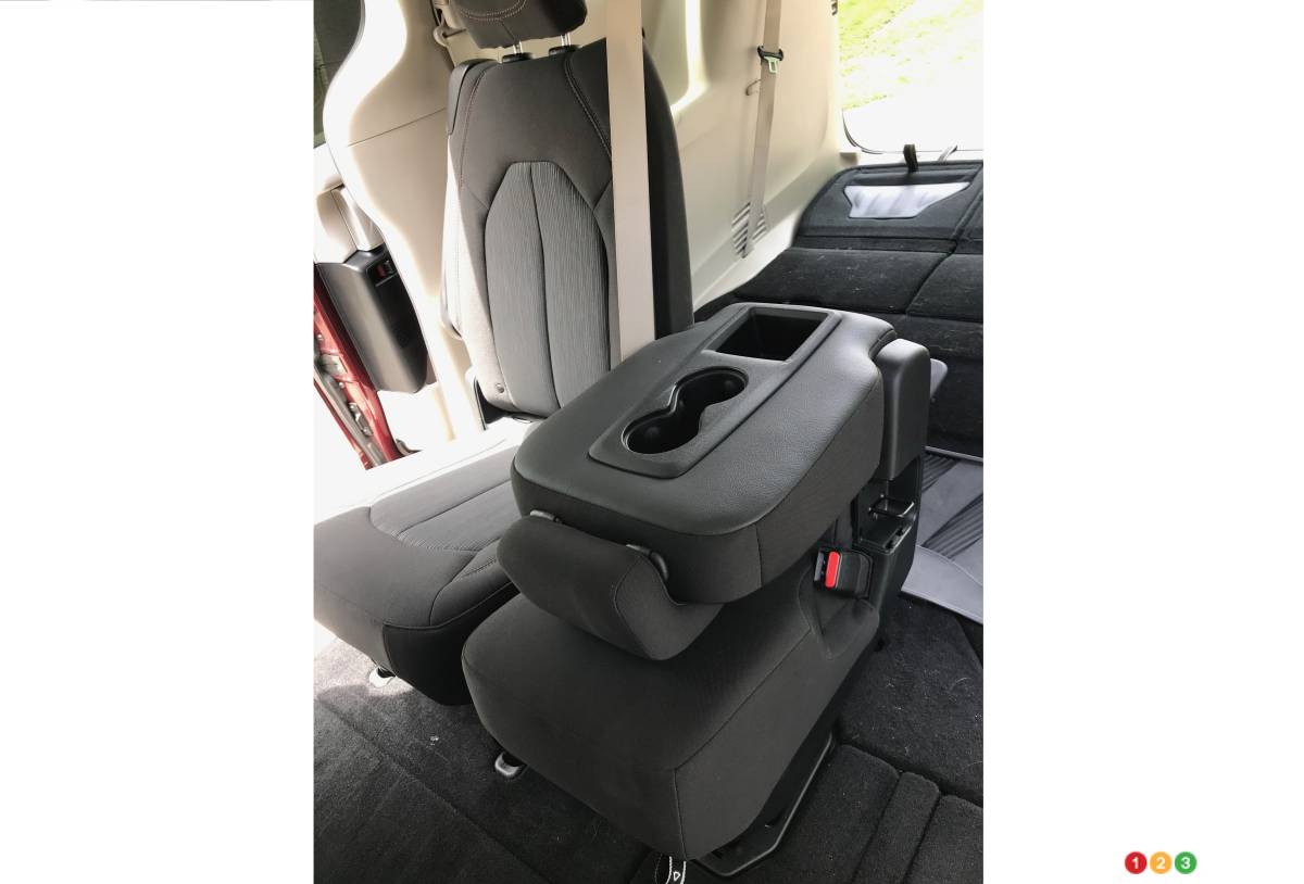 Chrysler Pacifica, siège du milieu de la 2e rangée, rabaissé